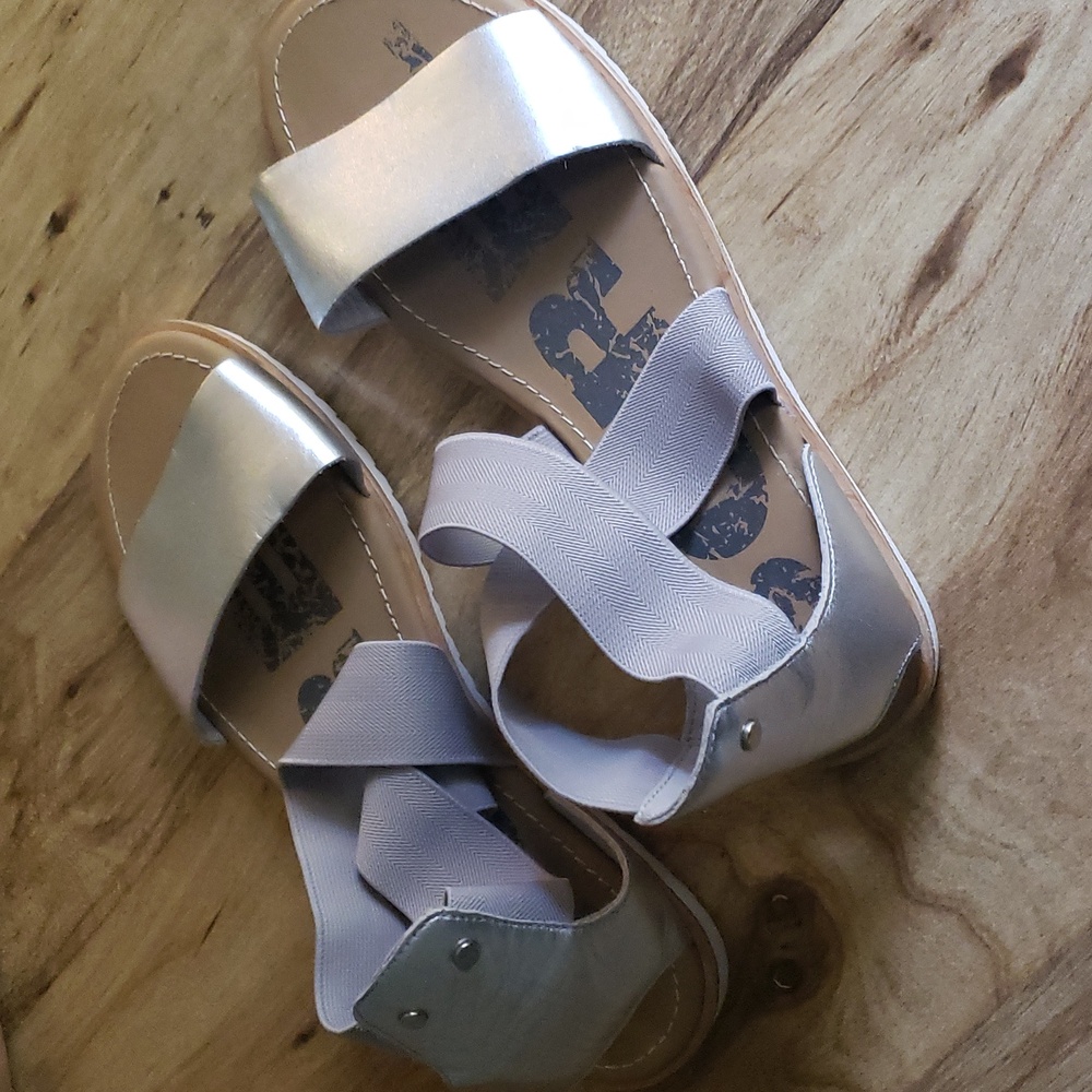 Sorel woman's sandals 9.5 silver and tan